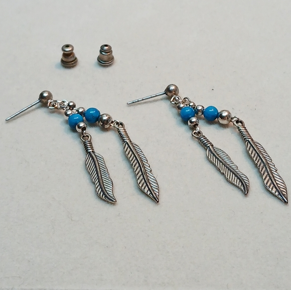 Vintage Silver Tone Metal Blue Feather Fashion Stud Earrings Western Jewelry#24W - Picture 1 of 11